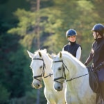 deux amies en train de découvrir le cheval à paris