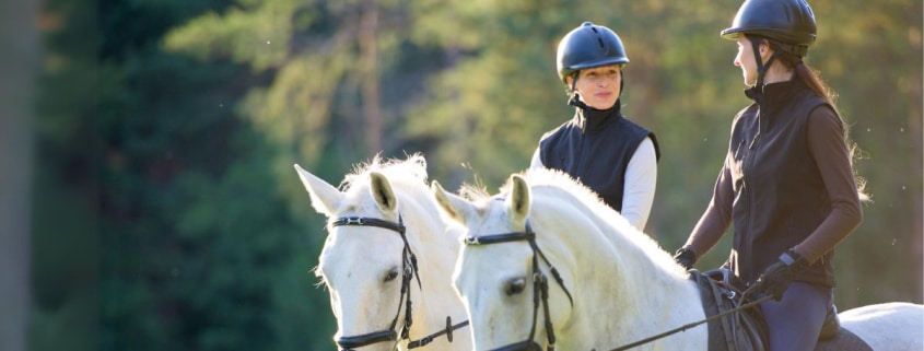 deux amies en train de découvrir le cheval à paris